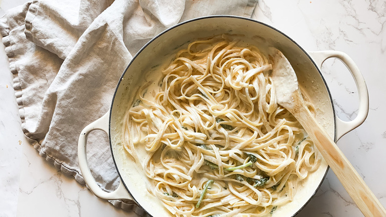 Fettuccine alfredo with spinach