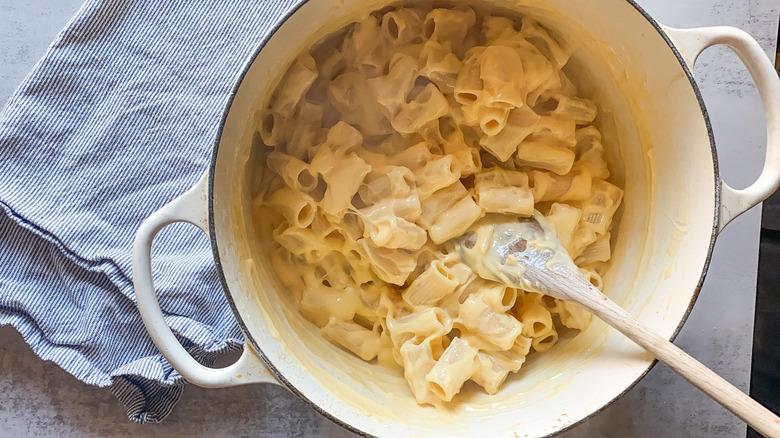 pot of mac and cheese