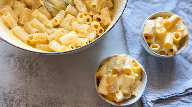 bowls of mac and cheese