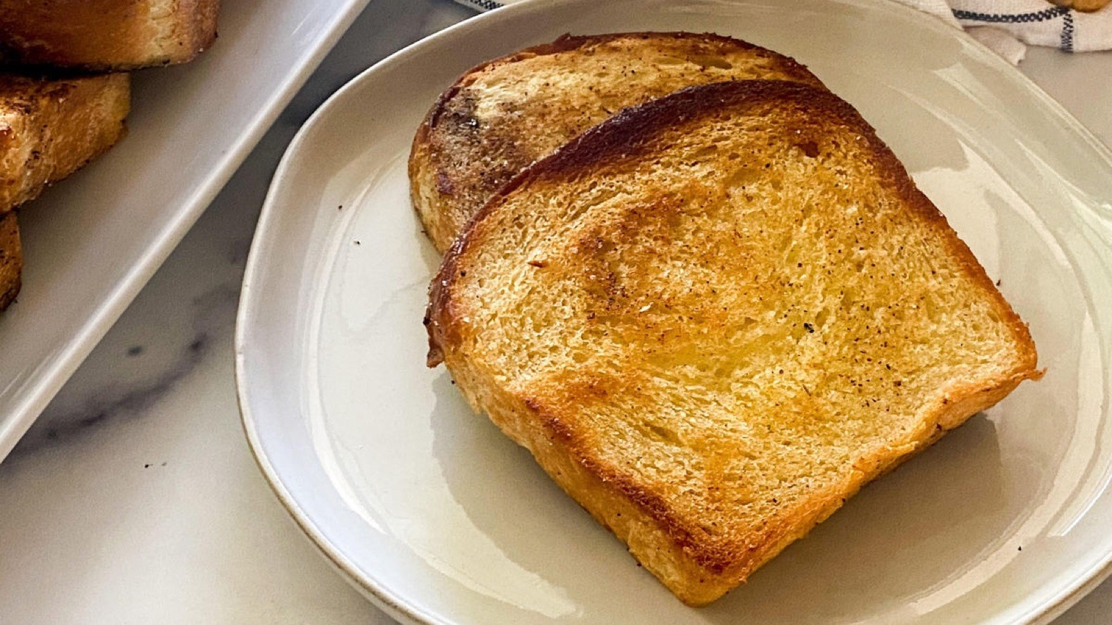 The BEST Garlic Toast Recipe (Copycat Garlic Texas Toast)