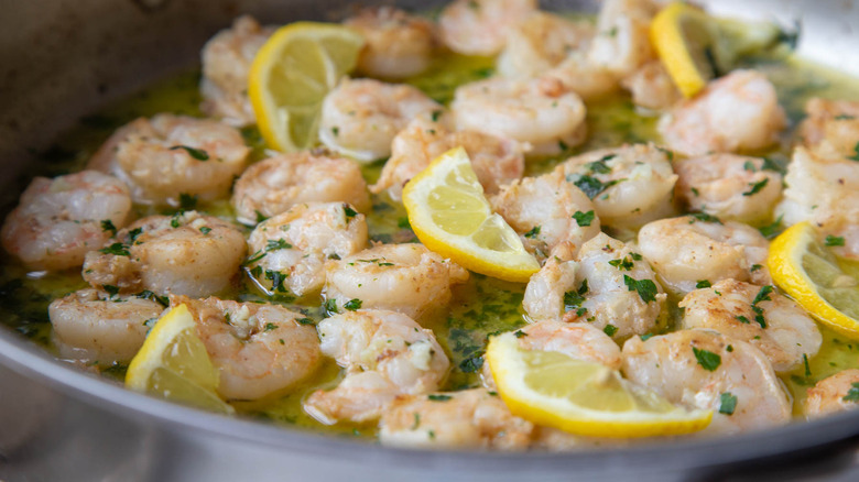 shrimp scampi and lemon slices