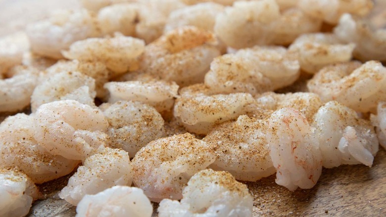 raw shrimp with seasoning