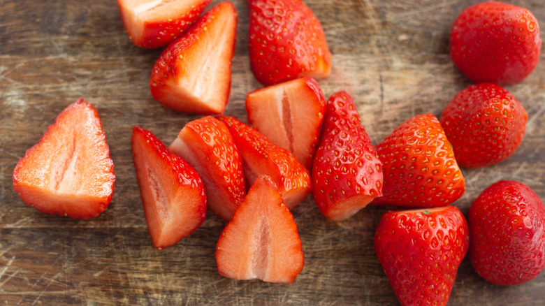 sliced strawberries