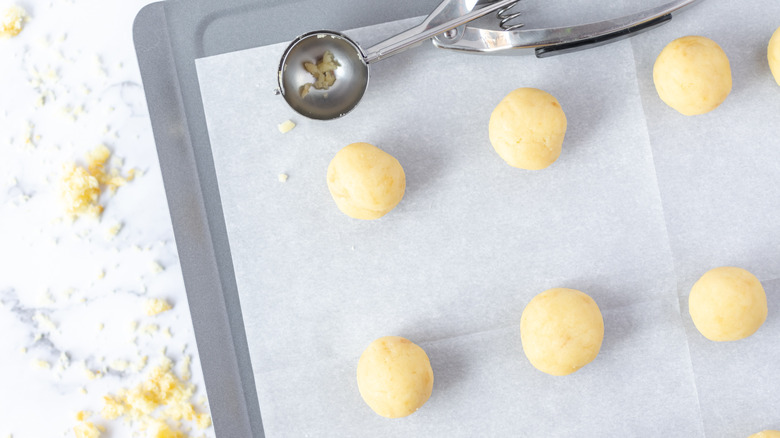 forming cake balls for copycat Starbucks cake pops