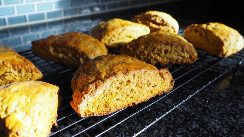 difference between scones biscuits and muffins