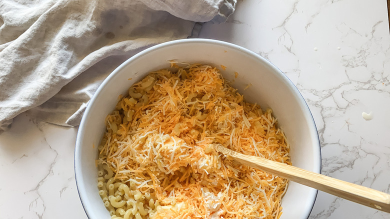 Elbow macaroni with cheeses