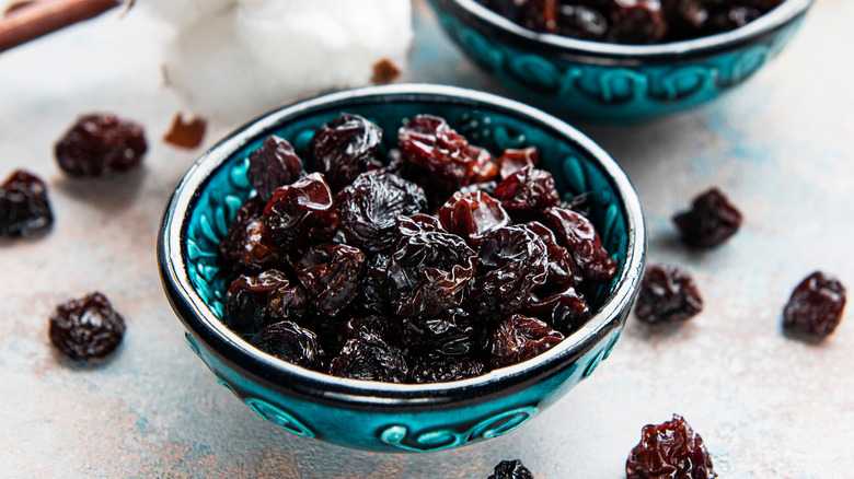 raisins in bowl