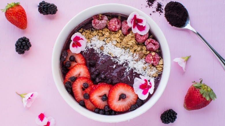 Creamy açai smoothie bowl with ingredients