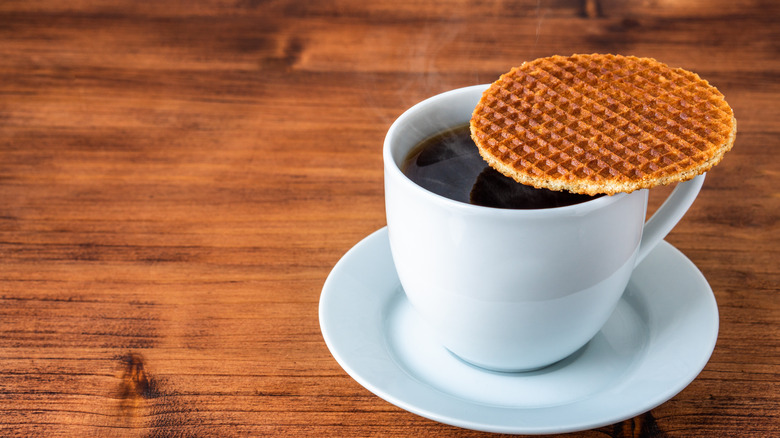 stroopwafel with coffee