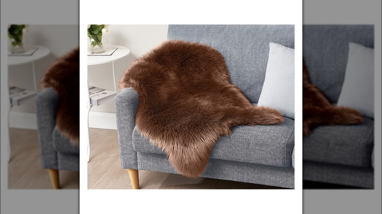 Huntington Home 24 x 36 Faux Sheepskin Rug