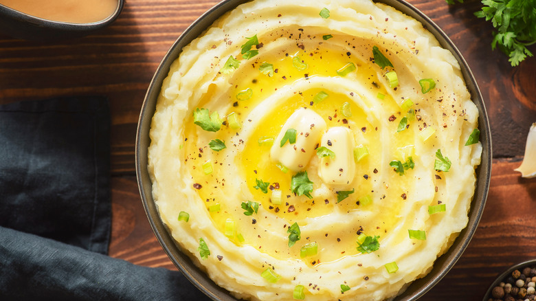 A dreamy buttery bowl of mashed potatoes