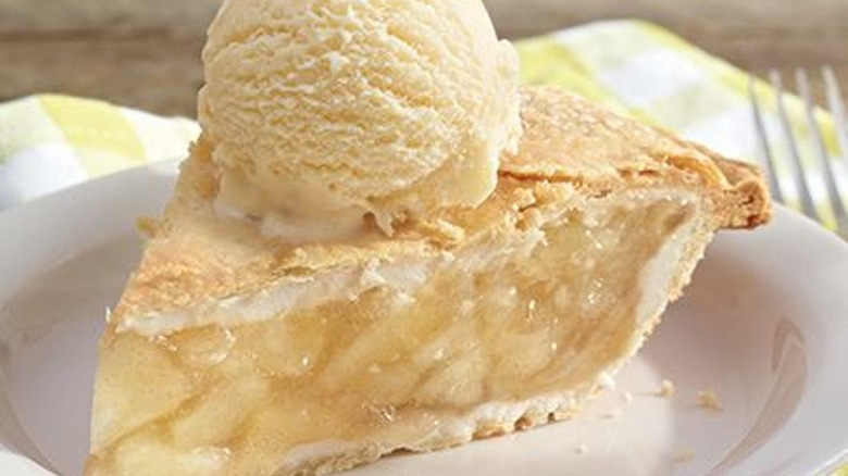 apple pie slice with ice cream