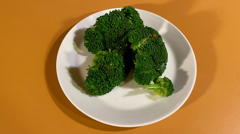 plate of steamed broccoli