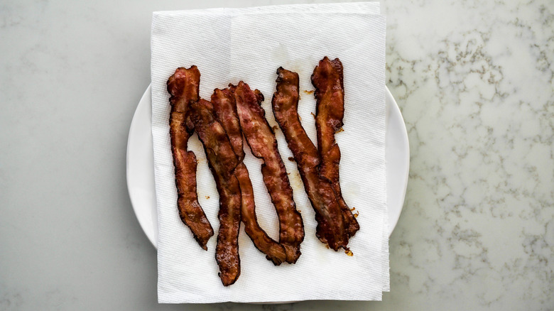 crispy bacon slices on paper towel lined plate