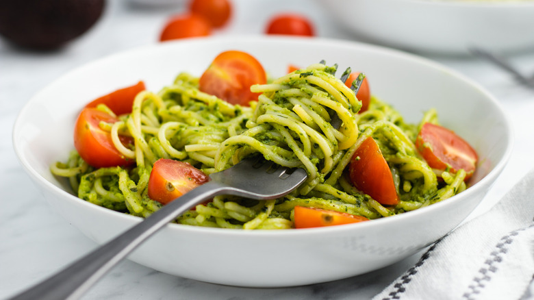 pasta with avocado and tomatoes