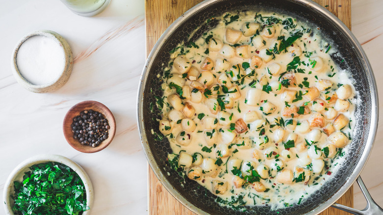 creamy garlic scallops in pan