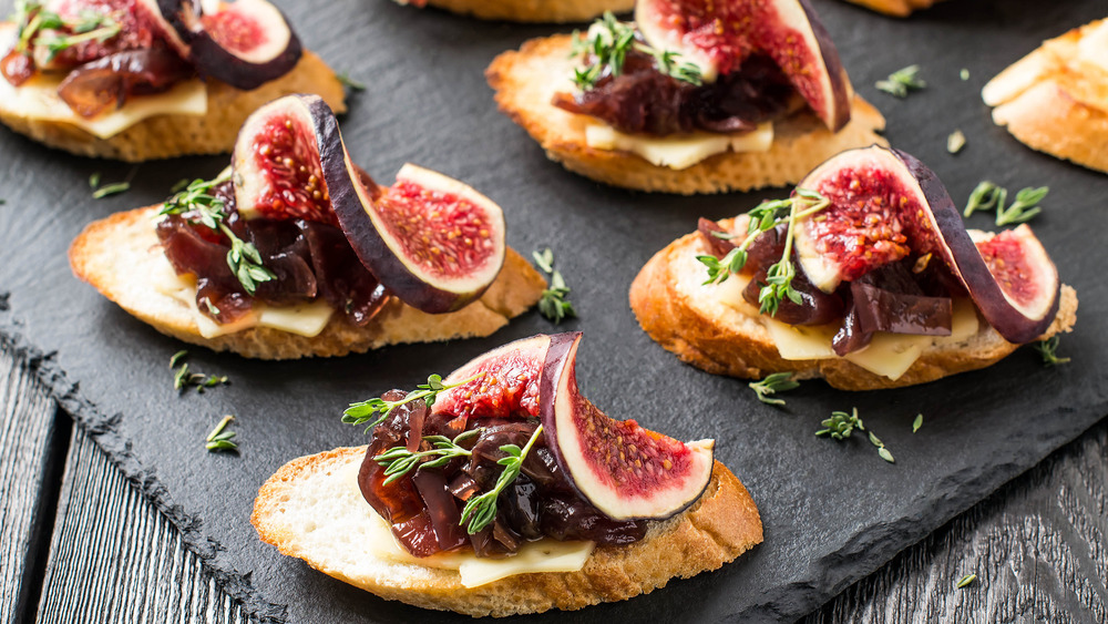 Baguette crostini with onion and fig