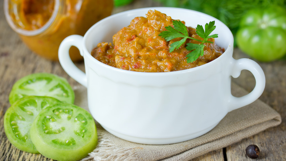 Green tomato salsa, green tomato slices