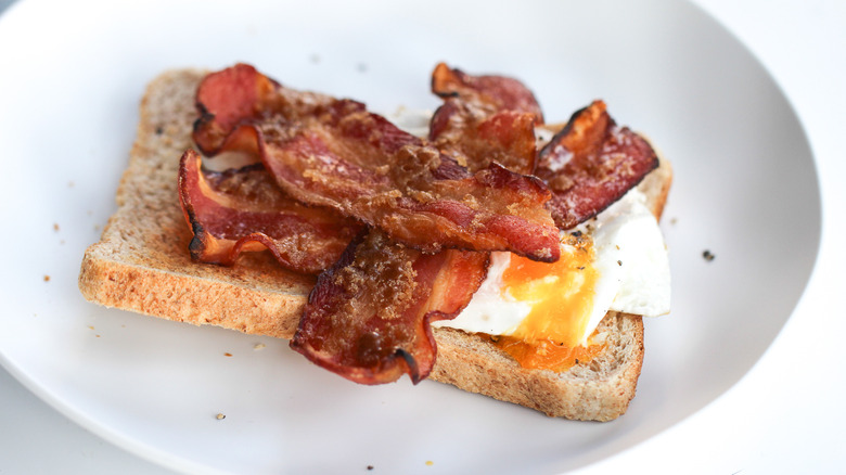 crispy bacon with toast and egg