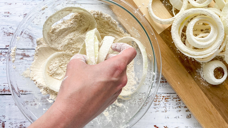 preparing onion rings with flour