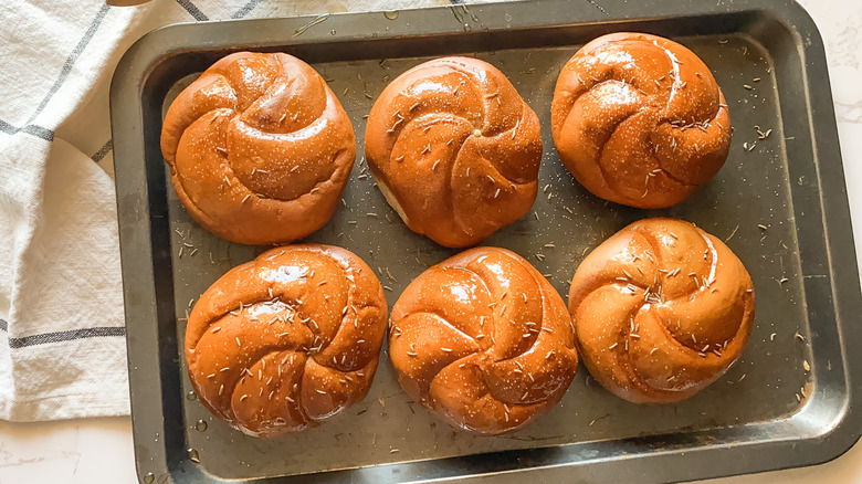 buns on baking tray