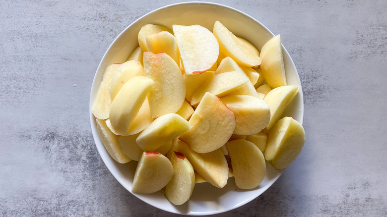 apples slices in bowl 