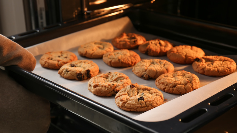 Removing cookies from oven