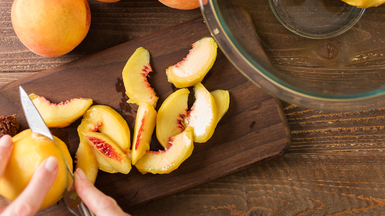 sliced peaches