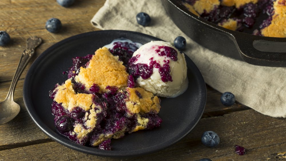 Berry dump cake easy 3-ingredient desserts