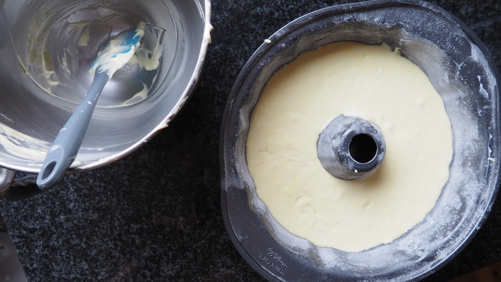 How to make a cake in a Bundt pan