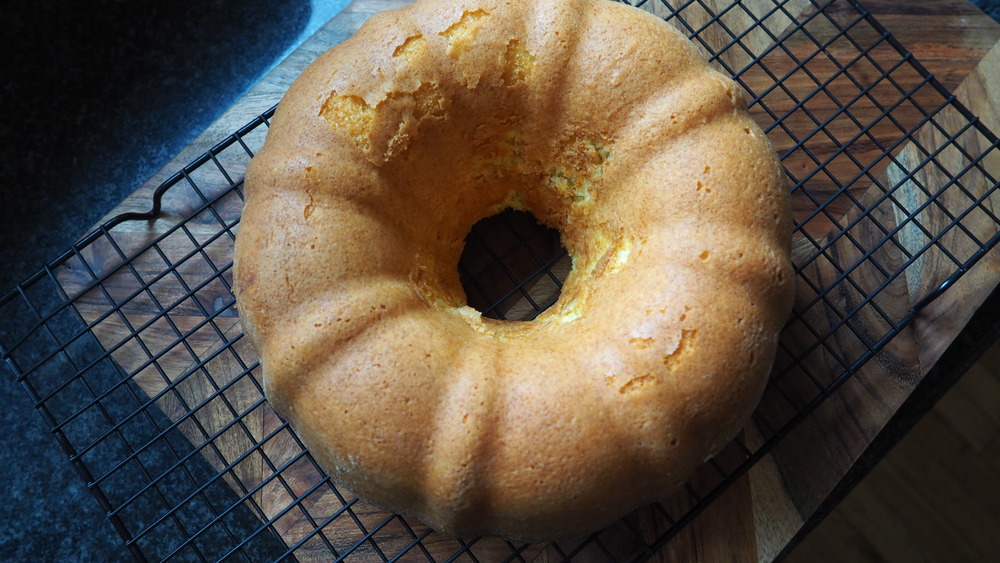 how to remove cake from bundt pan