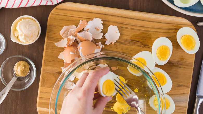 removing boiled yolks from whites