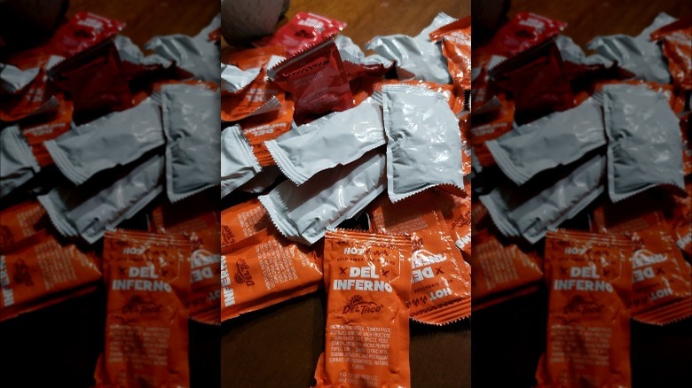 Packets of Del Taco hot sauce