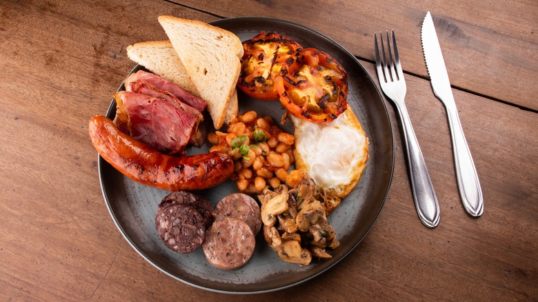 irish breakfast with beans