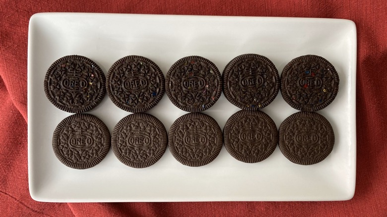 rows of Oreo cookies