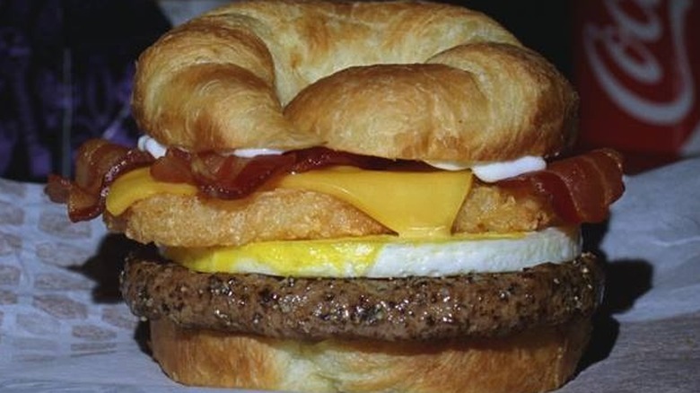 croissant bacon and egg burger 