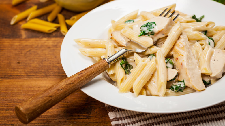 Creamy pasta with chicken and spinach