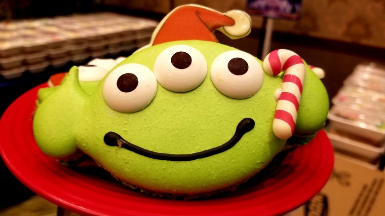 Green Alien Holiday Macaron