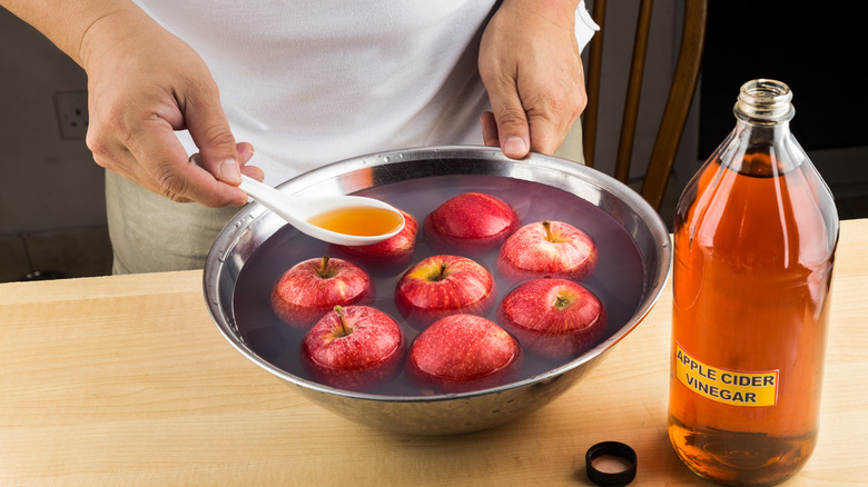 apples soaking in vinegar water