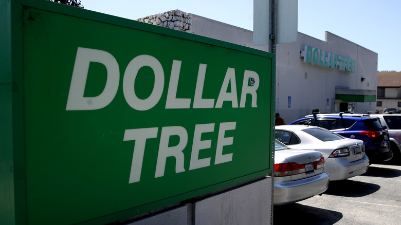 Exterior Dollar Tree sign