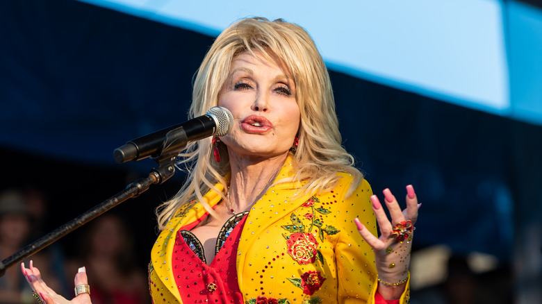 Dolly Parton singing live 