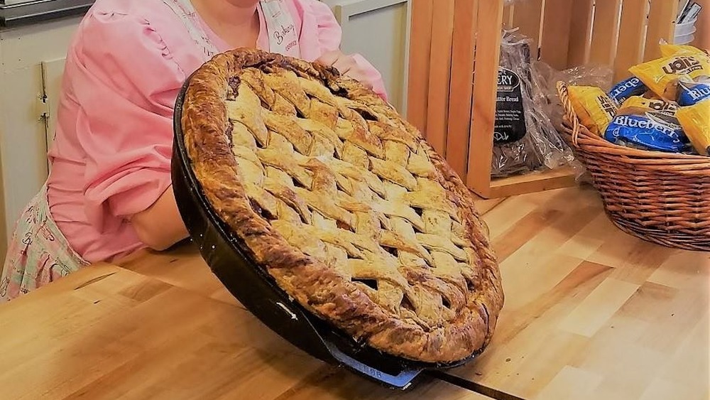 Dollywood's giant apple pie 