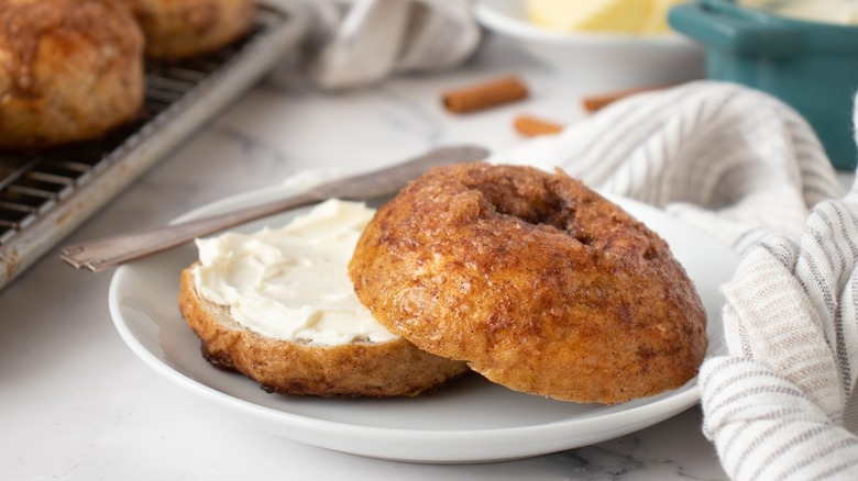 bagel with cream cheese