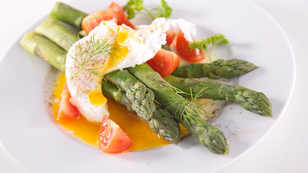 Poached egg and asparagus