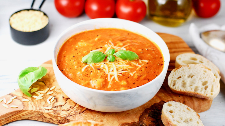 Creamy tomato soup with cheese