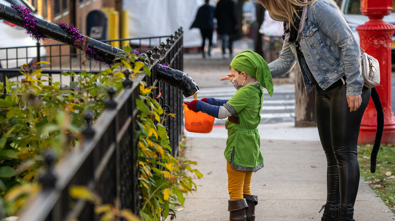 Trick-or-treater during the coronavirus