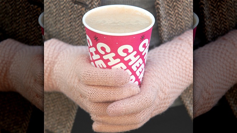 Warm gloves chai latte drink 