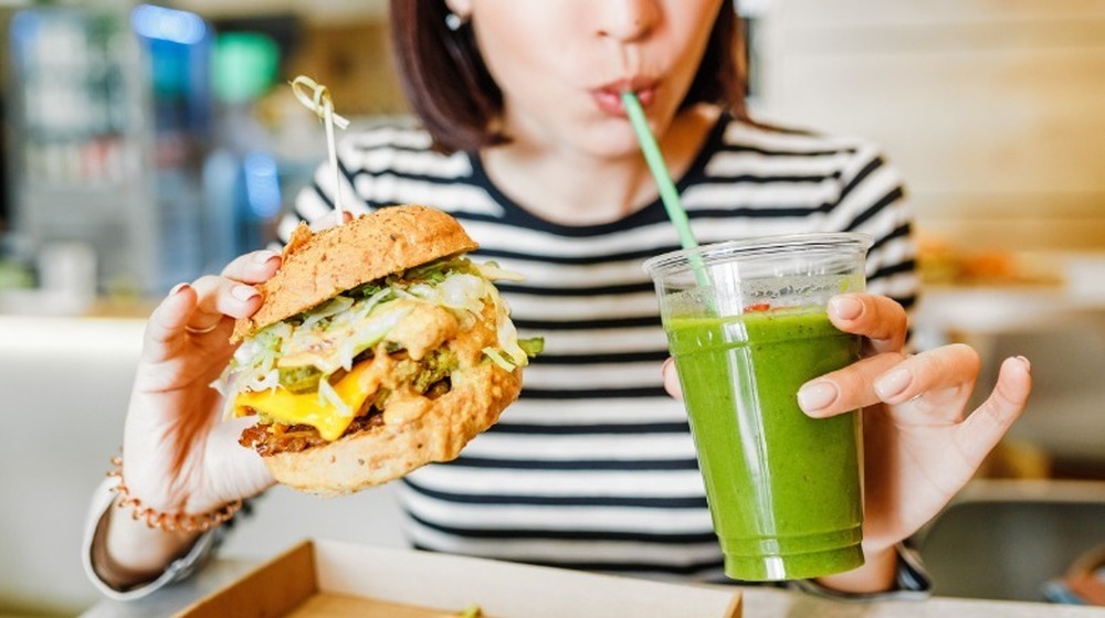 Green smoothie and burger 