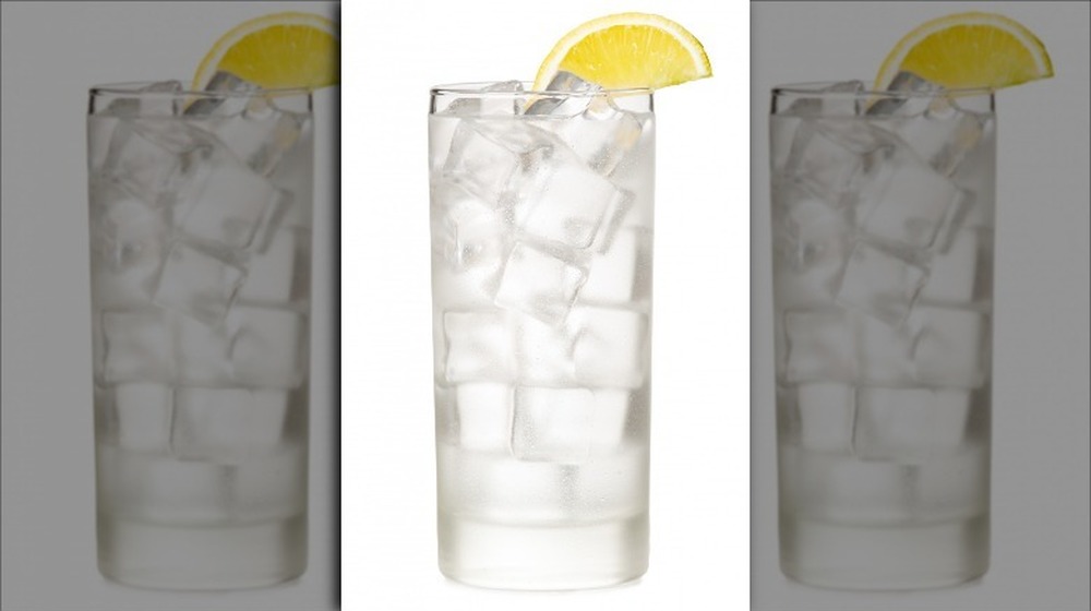 Ice water with lemon wedge