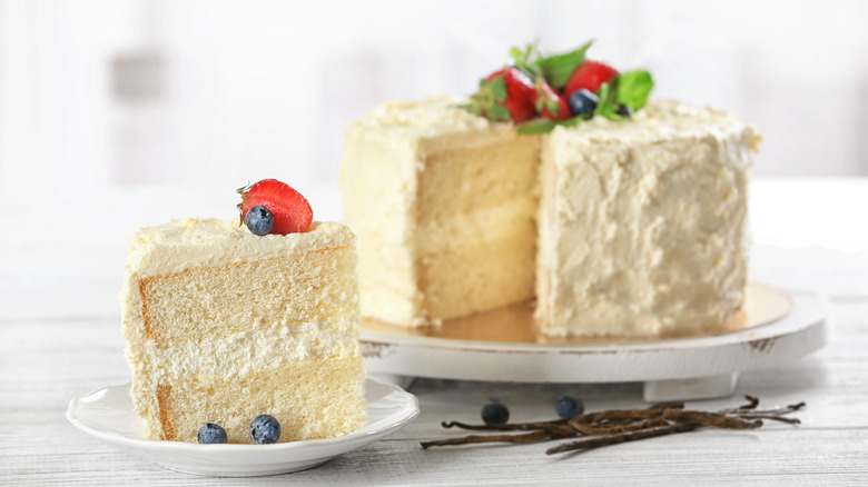 Decorated vanilla cake with berries